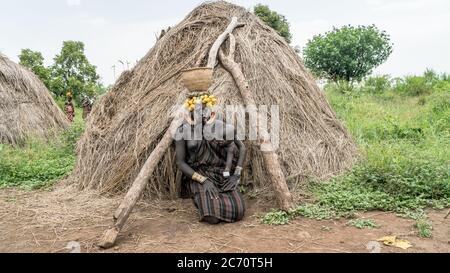 Mago Nationalpark, Omo River Valley, Äthiopien - September 2017: Portrait einer Mursi-Frau. Die Frauen des Mursi-Stammes haben einen Lippenstift und einen eisendec Stockfoto