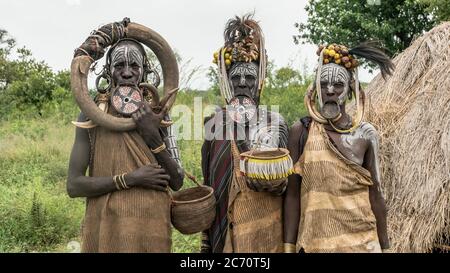 Mago Nationalpark, Omo River Valley, Äthiopien - September 2017: Portrait einer Mursi-Frau. Die Frauen des Mursi-Stammes haben einen Lippenstift und einen eisendec Stockfoto