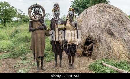 Mago Nationalpark, Omo River Valley, Äthiopien - September 2017: Portrait einer Mursi-Frau. Die Frauen des Mursi-Stammes haben einen Lippenstift und einen eisendec Stockfoto