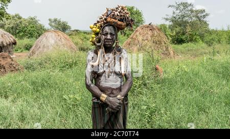 Mago Nationalpark, Omo River Valley, Äthiopien - September 2017: Portrait einer Mursi-Frau. Die Frauen des Mursi-Stammes haben einen Lippenstift und einen eisendec Stockfoto