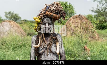 Mago Nationalpark, Omo River Valley, Äthiopien - September 2017: Portrait einer Mursi-Frau. Die Frauen des Mursi-Stammes haben einen Lippenstift und einen eisendec Stockfoto