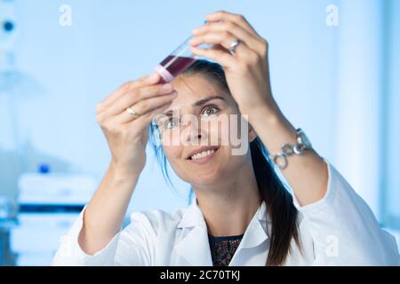 Dresden, Deutschland. Juli 2020. Claudia Sauer, wissenschaftliche Mitarbeiterin, hält eine Röhre mit Weinprobe in einem Labor der Landesuntersuchungsanstalt für das Gesundheits- und Veterinärwesen Sachsen (LUA). Am selben Tag wurde der Jahresbericht 2019 des Staatlichen Untersuchungsinstituts vorgestellt. Quelle: Sebastian Kahnert/dpa-Zentralbild/dpa/Alamy Live News Stockfoto