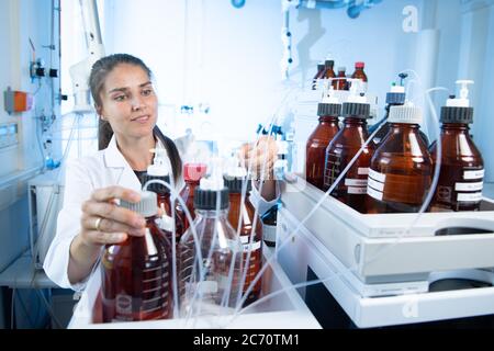 Dresden, Deutschland. Juli 2020. Claudia Sauer, wissenschaftliche Mitarbeiterin, steht an einem Massenspektrometer zur Analyse von Pestiziden in Weinproben in einem Labor der Landesforschungsinstitute für Gesundheit und Veterinärwesen Sachsen (LUA). Am selben Tag wurde der Jahresbericht 2019 des Staatlichen Forschungsinstituts vorgestellt. Quelle: Sebastian Kahnert/dpa-Zentralbild/dpa/Alamy Live News Stockfoto