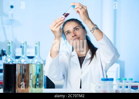 Dresden, Deutschland. Juli 2020. Claudia Sauer, wissenschaftliche Mitarbeiterin, hält eine Röhre mit Weinprobe in einem Labor der Landesuntersuchungsanstalt für das Gesundheits- und Veterinärwesen Sachsen (LUA). Am selben Tag wurde der Jahresbericht 2019 des Staatlichen Untersuchungsinstituts vorgestellt. Quelle: Sebastian Kahnert/dpa-Zentralbild/dpa/Alamy Live News Stockfoto