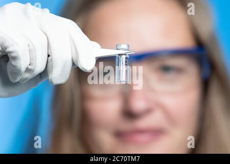 Dresden, Deutschland. Juli 2020. Anke Lindner, wissenschaftliche Mitarbeiterin, hält eine Lebensmittelprobe auf einer Pinzette in einem Labor der Landesuntersuchungsanstalt für das Gesundheits- und Veterinärwesen Sachsen (LUA). Am selben Tag wurde der Jahresbericht 2019 des Staatlichen Untersuchungsinstituts vorgestellt. Quelle: Sebastian Kahnert/dpa-Zentralbild/dpa/Alamy Live News Stockfoto