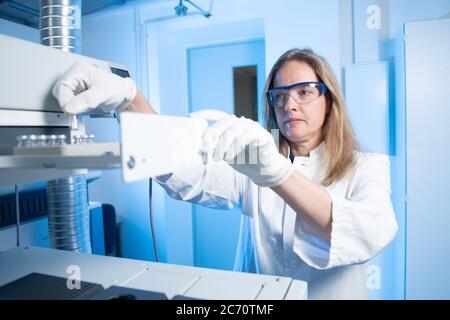 Dresden, Deutschland. Juli 2020. Anke Lindner, wissenschaftliche Mitarbeiterin, nimmt eine Lebensmittelprobe aus einem Massenspektrometer in einem Labor der Landesuntersuchungsanstalt für Gesundheit und Veterinärwesen Sachsen (LUA). Am selben Tag wurde der Jahresbericht 2019 des Staatlichen Untersuchungsinstituts vorgestellt. Quelle: Sebastian Kahnert/dpa-Zentralbild/dpa/Alamy Live News Stockfoto