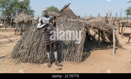 Mago Nationalpark, Omo River Valley, Äthiopien - September 2017: Portrait eines Mursi Stammes mit seiner Waffe Stockfoto