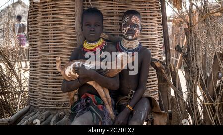 Omo Valley, Äthiopien, September 2017: Portrait von nicht identifizierten Karo Stammeskindern in Colcho, Omo Valley, Äthiopien. Stockfoto