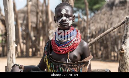 Omo Valley, Äthiopien, September 2017: Portrait einer unbekannten Karo-Stammesfrau in Colcho, Omo Valley, Äthiopien. Stockfoto