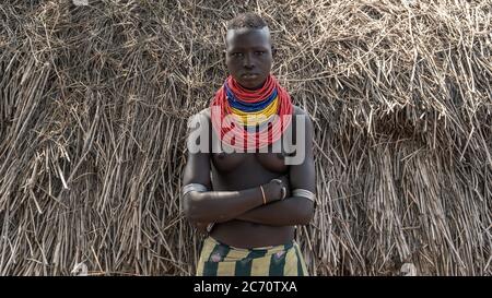 Omo Valley, Äthiopien, September 2017: Portrait einer unbekannten Karo-Stammesfrau in Colcho, Omo Valley, Äthiopien. Stockfoto