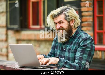 Online-Geschäft. Online-Unternehmer arbeiten im Freien. Mann beschäftigt mit Laptop. Laptop-Terrasse für Geschäftsleute. Online-Schulungen. Surfen im Internet. Moderne Kommunikation. Riskante Einkäufe. Aktienhändler. Stockfoto