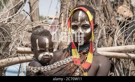 Omo Valley, Äthiopien, September 2017: Porträt einer unbekannten Karo-Stammesfrau mit ihrem Kind, Colcho, Omo Valley, Äthiopien. Stockfoto