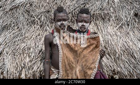 Omo Valley, Äthiopien, September 2017: Portrait von nicht identifizierten Karo Stammeskindern in Colcho, Omo Valley, Äthiopien. Stockfoto