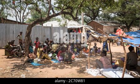 Omo Valley, Äthiopien - September 2017: Nicht identifizierte Menschen aus dem Stamm Hamar auf dem lokalen Dorfmarkt in Äthiopien Stockfoto