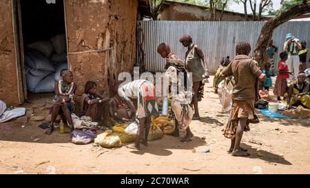 Omo Valley, Äthiopien - September 2017: Nicht identifizierte Menschen aus dem Stamm Hamar auf dem lokalen Dorfmarkt in Äthiopien Stockfoto