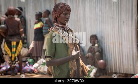 Omo Valley, Äthiopien - September 2017: Unbekannte Frau aus dem Stamm Hamar im Omo Valley von Äthiopien Stockfoto