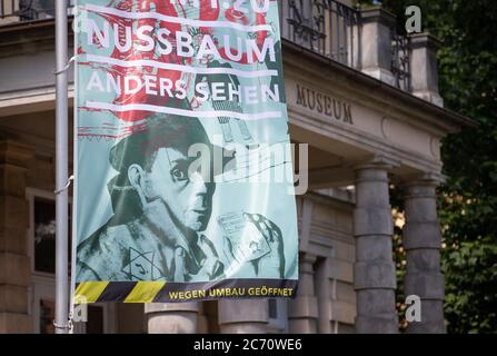 13. Juli 2020, Niedersachsen, Osnabrück: Eine Fahne mit dem Bild des jüdischen Künstlers Felix Nussbaum winkt vor der Villa Schlikker, in der sich das Kulturhistorische Museum der Stadt befindet. Die Stadt Osnabrück präsentiert erste Ideen für ein neues NS-Denkmal im Museumsquartier. In der "Villa Schlikker", dem ehemaligen NSDAP-Hauptquartier, will die Stadt dem Werk des NS-Funktionärs Hans Calmeyer kritisch Tribut zollen. Foto: Friso Gentsch/dpa Stockfoto