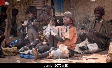 Omo Valley, Äthiopien - September 2017: Nicht identifizierte Menschen aus dem Stamm Hamar auf dem lokalen Dorfmarkt in Äthiopien Stockfoto