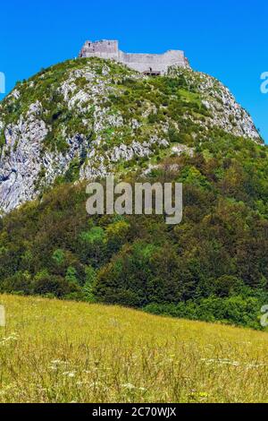 Château de Montsegur, eine zerstörte Festung der Katharer. Belesta · Midi-Pyrenees, Gemeinde im Departement Ariège in Südfrankreich. Stockfoto