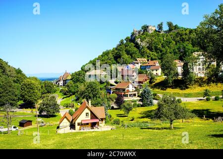 Panoramablick auf die Burgruine in Ferrette (Pfirt), Gemeinde im Departement Haut-Rhin im Elsass im Nordosten Frankreichs. Stockfoto