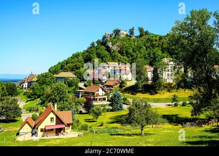 Panoramablick auf die Burgruine in Ferrette (Pfirt), Gemeinde im Departement Haut-Rhin im Elsass im Nordosten Frankreichs. Stockfoto