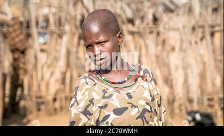 Omo Valley, Äthiopien - September 2017: Unidentifiziertes Mädchen aus dem Stamm Hamar im Omo Valley von Äthiopien Stockfoto