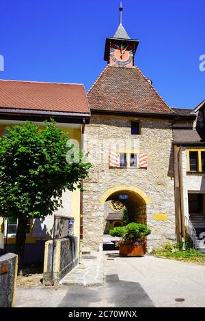 Uhrenturm im malerischen Dorf Valangin, Kanton Neuchatel, Schweiz. Stockfoto