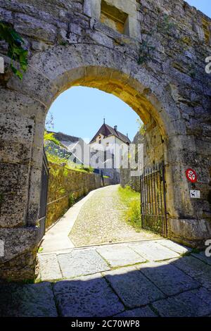 Tor zum Schloss Valangin (Château), Kanton Neuchatel, Schweiz. Stockfoto