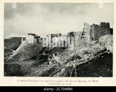 Foto einer großen Festung der Kreuzfahrer: Ruinen von Kerak, in Moab [Jordanien] befestigt im Jahr 1142 aus dem Buch Jerusalem und die Kreuzzüge von Blyth, Estelle Veröffentlicht in London von T.C. UND E.C. Jack Um 1913 Stockfoto