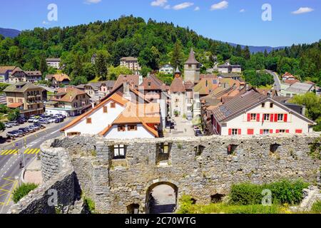 Erhöhter Blick auf das mittelalterliche Dorf Valangin vom Schloss Valangin, Kanton Neuchatel, Schweiz. Stockfoto