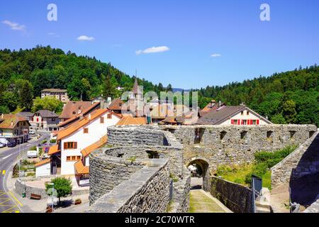 Erhöhter Blick auf das mittelalterliche Dorf Valangin vom Schloss Valangin, Kanton Neuchatel, Schweiz. Stockfoto