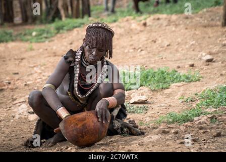 Omo Valley, Äthiopien - September 2017: Unbekannte Frau, die Nahrung vom Stamm Hamar im Omo Valley von Äthiopien macht Stockfoto