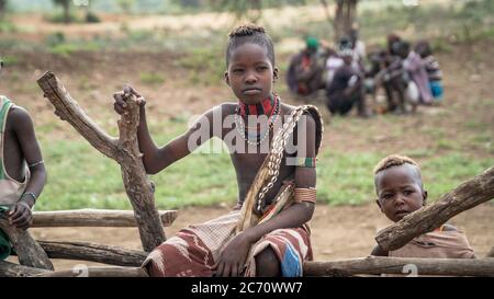 Omo Valley, Äthiopien - September 2017: Nicht identifizierter Junge aus dem Stamm Hamar im Omo Valley von Äthiopien Stockfoto