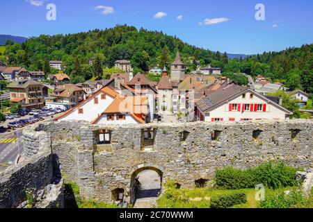 Erhöhter Blick auf das mittelalterliche Dorf Valangin vom Schloss Valangin, Kanton Neuchatel, Schweiz. Stockfoto