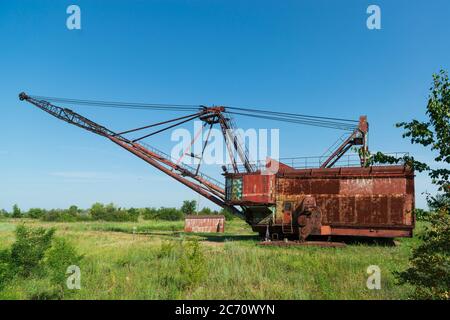 Alte verrostete Wanderbagger in der Nähe verlassenen Kohlebergwerk in der Ukraine Stockfoto