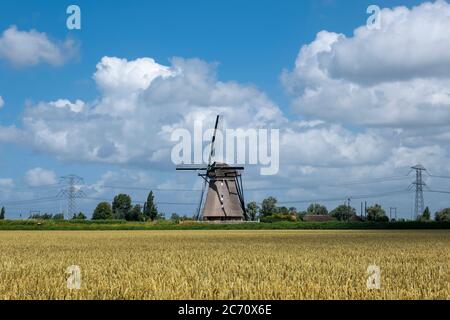 Traditionelle Kulisse der historischen holländischen Windmühlenlandschaft Stockfoto