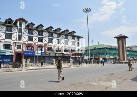 Kaschmir, Indien. Juli 2020. Paramilitärische Truppen patrouillieren eine verlassene Straße während einer Sperre, die erneut verhängt wurde, um die Ausbreitung des Coronavirus zu verhindern.die Sperrung wurde im Kaschmir-Tal nach einem plötzlichen Anstieg der COVID-19-Fälle in der letzten Woche wieder verhängt, sagten Beamte, dass strenge Beschränkungen auferlegt wurden und keine Bewegung von Menschen, Außer für wesentliche Dienstleistungen und medizinische Notfälle, sind erlaubt. Kredit: SOPA Images Limited/Alamy Live Nachrichten Stockfoto