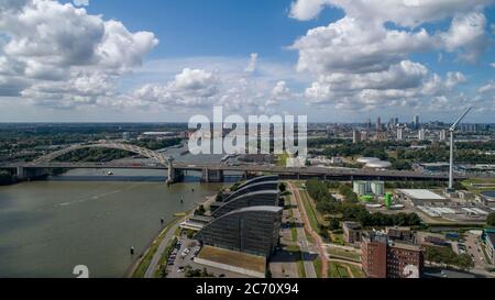 Van Brienenoord Brücke in Rotterdam über den Fluss Nieuwe Maas Stockfoto