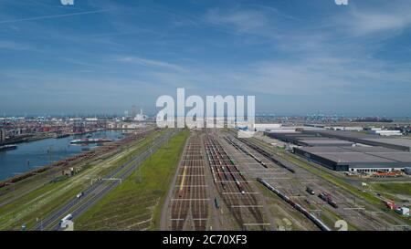 Luftaufnahme von Vogelperspektive des Eisenbahn-Container-Terminals Stockfoto