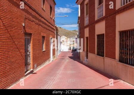 Schmale Straße in Oria, EINER kleinen Bergstadt in Andalusien, Spanien Stockfoto
