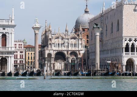 VENEDIG, ITALIEN - MAI 08: Blick auf den Herzogspalast, die Basilika des Hl. Markus während der Sperrung, um die Ausbreitung des Coronavirus zu unterbringen. Stockfoto