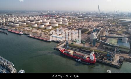 Ölraffinerie-Anlage aus Industriezone, Luftaufnahme Stockfoto