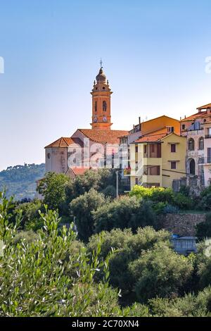 Civezza und San Marco Evangelista Kirche. Alte mittelalterliche Stadt im Viertel Imperia, Ligurien. Italienische Riviera. Bekannt für den Anbau von Olivenbäumen farmin Stockfoto