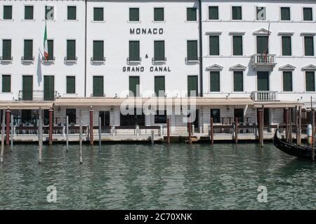 VENEDIG, ITALIEN - MAI 08: Das Luxushotel Monaco Grand Canal ist wegen Abwesenheit von Touristen geschlossen. Italien war das erste Land, das eine Nationwi aufgab Stockfoto