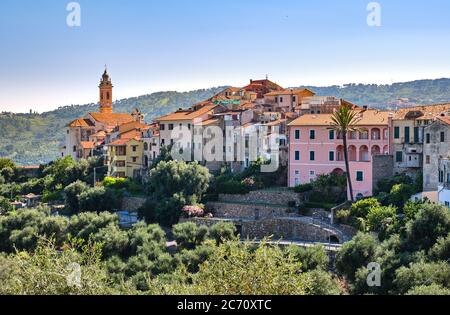 Civezza und San Marco Evangelista Kirche. Alte mittelalterliche Stadt im Viertel Imperia, Ligurien. Italienische Riviera. Bekannt für den Anbau von Olivenbäumen farmin Stockfoto