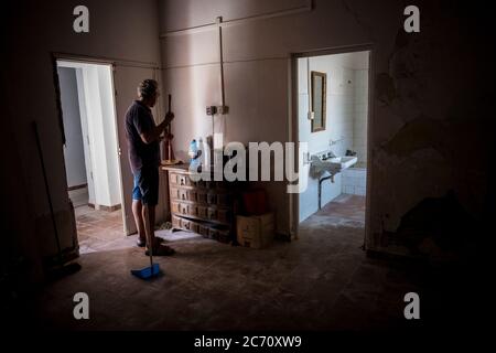 Mario Sanz räumt das alte Haus vom Leuchtturmwärter am Leuchtturm Garrucha in Spanien auf. Datum: 13/07/2017. Fotograf: Xabier Mikel Laburu. Einige Leuchttürme, in denen keine Leuchtturmwärter mehr leben, leiden unter mangelnder Erhaltung der Gebäude. Stockfoto