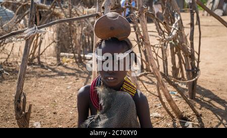 Omorate, Äthiopien - September 2017: Unidentifiziertes Mädchen aus dem Dassanech-Stamm, Äthiopien Stockfoto