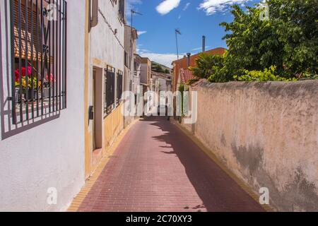 Schmale Straße in Oria, EINER kleinen Bergstadt in Andalusien, Spanien Stockfoto