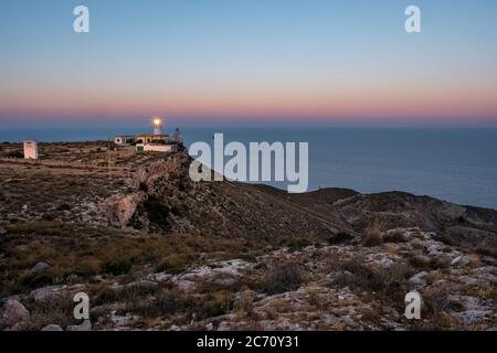 Allgemeiner Überblick über den Leuchtturm Mesa Roldan in Carboneras, Spanien. Datum: 06/06/2017. Foto: Xabier Mikel Laburu. Stockfoto