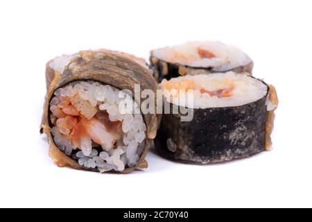 Sushi-Brötchen mit Nori und Meeresfrüchten, in gebackenen paniert isoliert auf weißem Hintergrund Stockfoto